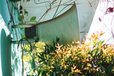 Kenardan duvara monte edilmiş megafonu kapat.