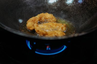 Tavuklar tavada kızartılıyor.