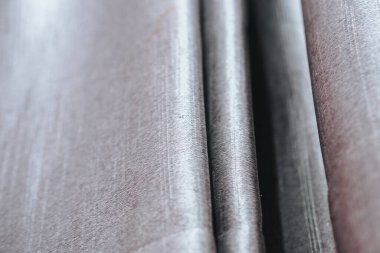 Pencere perdeleri katlanır, arkaplan için iyi