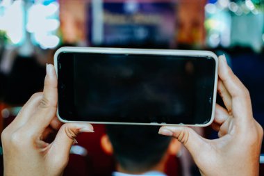Bir etkinlikte kayıt yaparken akıllı telefonu tutarken kapat