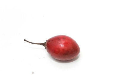 Tamarillo 'nun yakın plan görüntüsü ya da temiz beyaz arkaplanda izole edilmiş ağaç domatesi