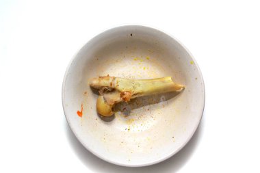 Yemek artıkları, keçi kemikleri.