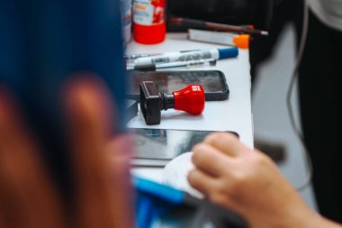 diğer nesnelerin arasında masada pul