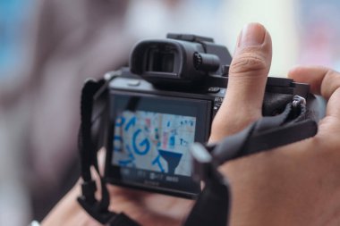 Arka ekran aynasız kamera, daha az ayna tutan ellere yakın kamera.