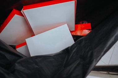 Yukarıdan bakıldığında, içinde yiyecek kutusu olan plastik çöp.