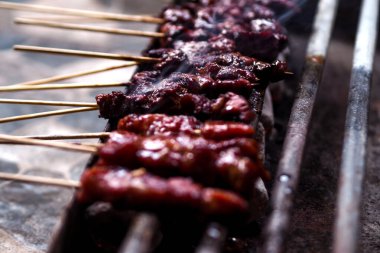 Izgaradaki keçi satayını kapat.