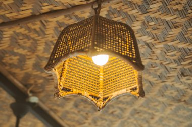 Bambu işlemeli bir ampul.