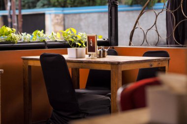 Yol kenarındaki bir restoranda yemek masası.