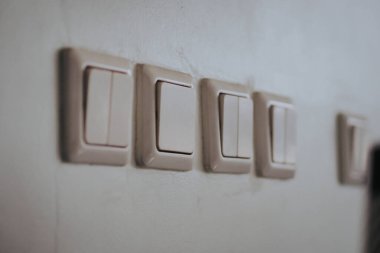 Duvarda sıralanmış düğmeler.