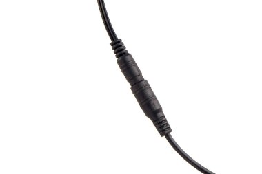 Birbirine bağlı iki kablo, beyaz bir arkaplanda izole edilmiş.