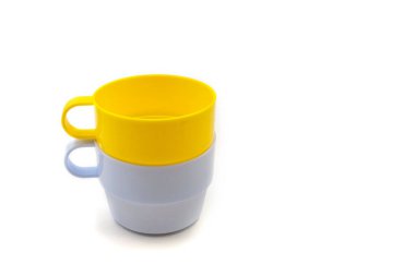 Beyaz arkaplanda izole edilmiş iki fincan