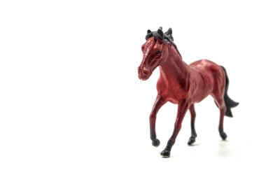 beyaz arkaplanda izole edilmiş oyuncak at heykeli