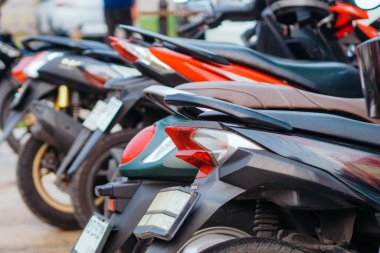 Otoparkta dizilmiş motosikletler, seçici odaklanma