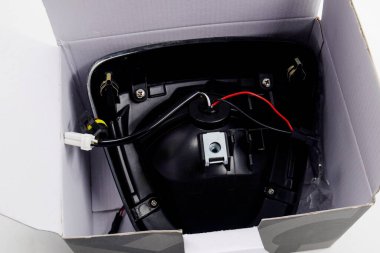 Motosikletin arka lambasının yedek parçaları kutuda.