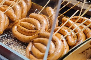 Yaki sosisleri salyangoz, kızarmış sosis çubuklu dürüm