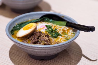 Bir kase ramen, yumurta ve biftek dilimleri.