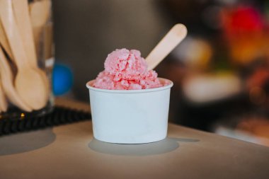 Fincanda çilekli dondurma, fincanda çilekli dondurma.