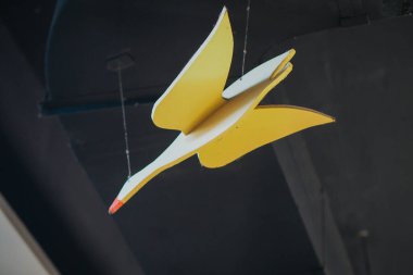 Tahta kuğu süslemesi.