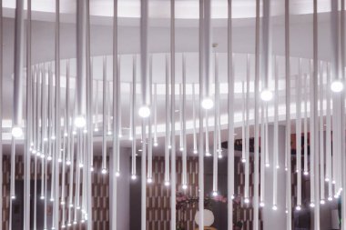 Otel lobisindeki ışıklar.