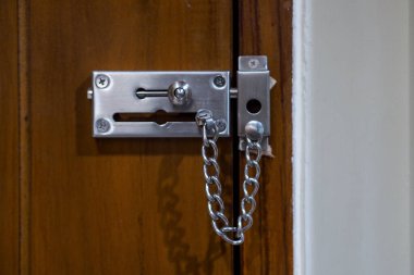 Kapıda zincir kilidi var.