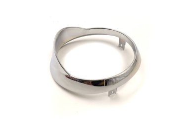 Beyaz arka planda izole edilmiş, gümüş listeli far.