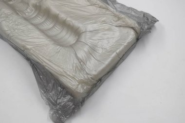 Malları güvende tutmak için kutunun içinde köpük var.