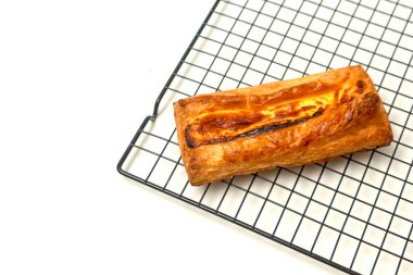 Peynir soslu ekmek, fırından yeni çıkmış, beyaz arka planda izole edilmiş.