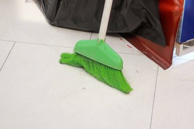 aşınmış yeşil süpürgeyi kapat