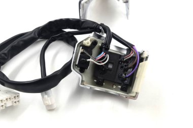 Motosiklet kolundaki işaret düğmesi. beyaz arkaplanda izole