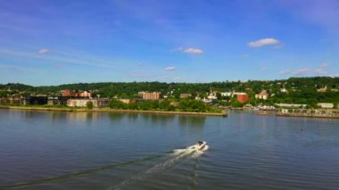 Tarrytown, Amerika Birleşik Devletleri 'nin New York eyaletinde yer alan bir kasabadır. Hudson Nehri 'nin doğu kıyısında yer alır ve Manhattan' ın 25 mil kuzeyinde yer alır..
