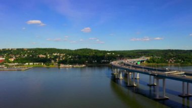 Tarrytown, Amerika Birleşik Devletleri 'nin New York eyaletinde yer alan bir kasabadır. Hudson Nehri 'nin doğu kıyısında yer alır ve Manhattan' ın 25 mil kuzeyinde yer alır..
