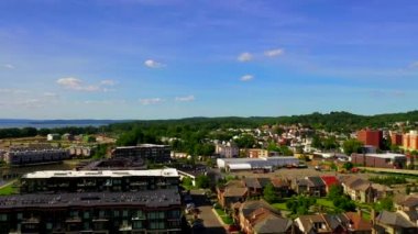 Bu video Hudson Nehri yakınlarındaki modern apartmanların inşaat alanlarını gösteriyor. Tarrytown, ABD 'nin New York eyaletinde yer alan bir kasabadır..