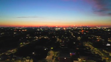 Bu video 4 Temmuz haftasındaki havai fişek görüntülerini gösteriyor. Birçok mahalle sakininin havai fişeklere erişimi var ve onları Brooklyn, Queen, Bronx ve Manhattan 'daki kendi mahallelerinde sergiliyorlar..  