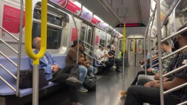 Bu video, Covid 2020 Yaz Salgını sırasında Manhattan 'a giden J metrosu ve farklı durakları gösteriyor..
