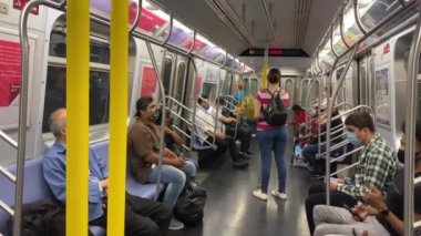 Bu video, Covid 2020 Yaz Salgını sırasında Manhattan 'a giden J metrosu ve farklı durakları gösteriyor..