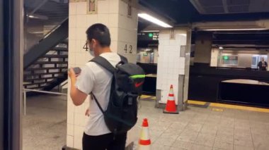 Bu video, Covid 2020 Yaz Salgını sırasında Manhattan 'a giden J metrosu ve farklı durakları gösteriyor..