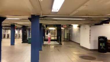 Bu video, Covid 2020 Yaz Salgını sırasında Manhattan 'a giden J metrosu ve farklı durakları gösteriyor..