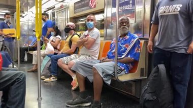 Bu video, Covid 2020 Yaz Salgını sırasında Manhattan 'a giden J metrosu ve farklı durakları gösteriyor..