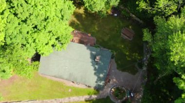 Bu video Catskills 'de ağaçlık bir kulübe görüntülerini gösteriyor..  