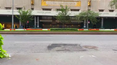 Bu video, New York 'taki tarihi Waldorf Oteli' nin 2017 'den bu yana 1 milyar dolarlık tadilat altındaki görüntülerini gösteriyor..  