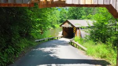 Bu video, Beaverkill Nehri 'ni geçen Catskills' deki ünlü Beaverkill Kapak Köprüsü 'nü gösteriyor..