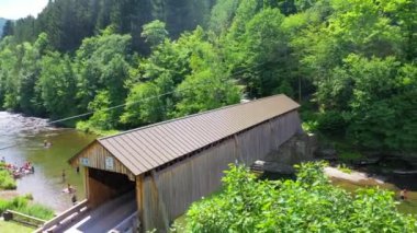 Bu video, Beaverkill Nehri 'ni geçen Catskills' deki ünlü Beaverkill Kapak Köprüsü 'nü gösteriyor..