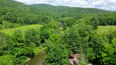Bu video Gowanus, Parkslope ve Brooklyn şehir merkezinin manzaralı görüntülerini gösteriyor.. 