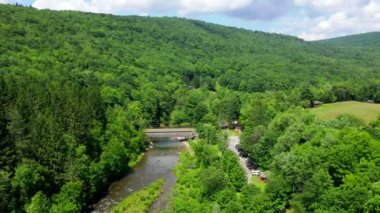 Bu video, Beaverkill Nehri 'ni geçen Catskills' deki ünlü Beaverkill Kapak Köprüsü 'nü gösteriyor..