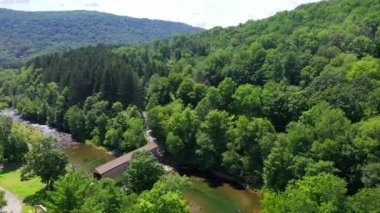 Bu video, Beaverkill Nehri 'ni geçen Catskills' deki ünlü Beaverkill Kapak Köprüsü 'nü gösteriyor..