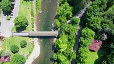 Bu video, Beaverkill Nehri 'ni geçen Catskills' deki ünlü Beaverkill Kapak Köprüsü 'nü gösteriyor..