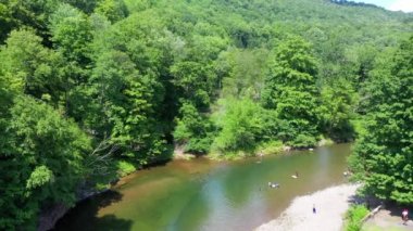 Bu video Gowanus, Parkslope ve Brooklyn şehir merkezinin manzaralı görüntülerini gösteriyor.. 