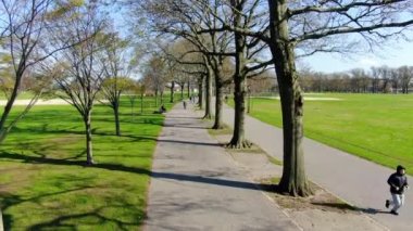 Coronavirus salgını döneminde birçok insan parklarda maske takıyor. Özellikle de New York 'ta. Bu videoda NYC 'deki Marine Park' ta maskeli bir kadın yürüyor.. 