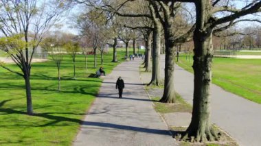 Coronavirus salgını döneminde birçok insan parklarda maske takıyor. Özellikle de New York 'ta. Bu videoda NYC 'deki Marine Park' ta maskeli bir kadın yürüyor.. 