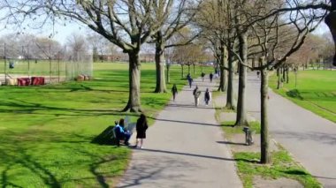 Coronavirus salgını döneminde birçok insan parklarda maske takıyor. Özellikle de New York 'ta. Bu videoda NYC 'deki Marine Park' ta maskeli bir kadın yürüyor.. 